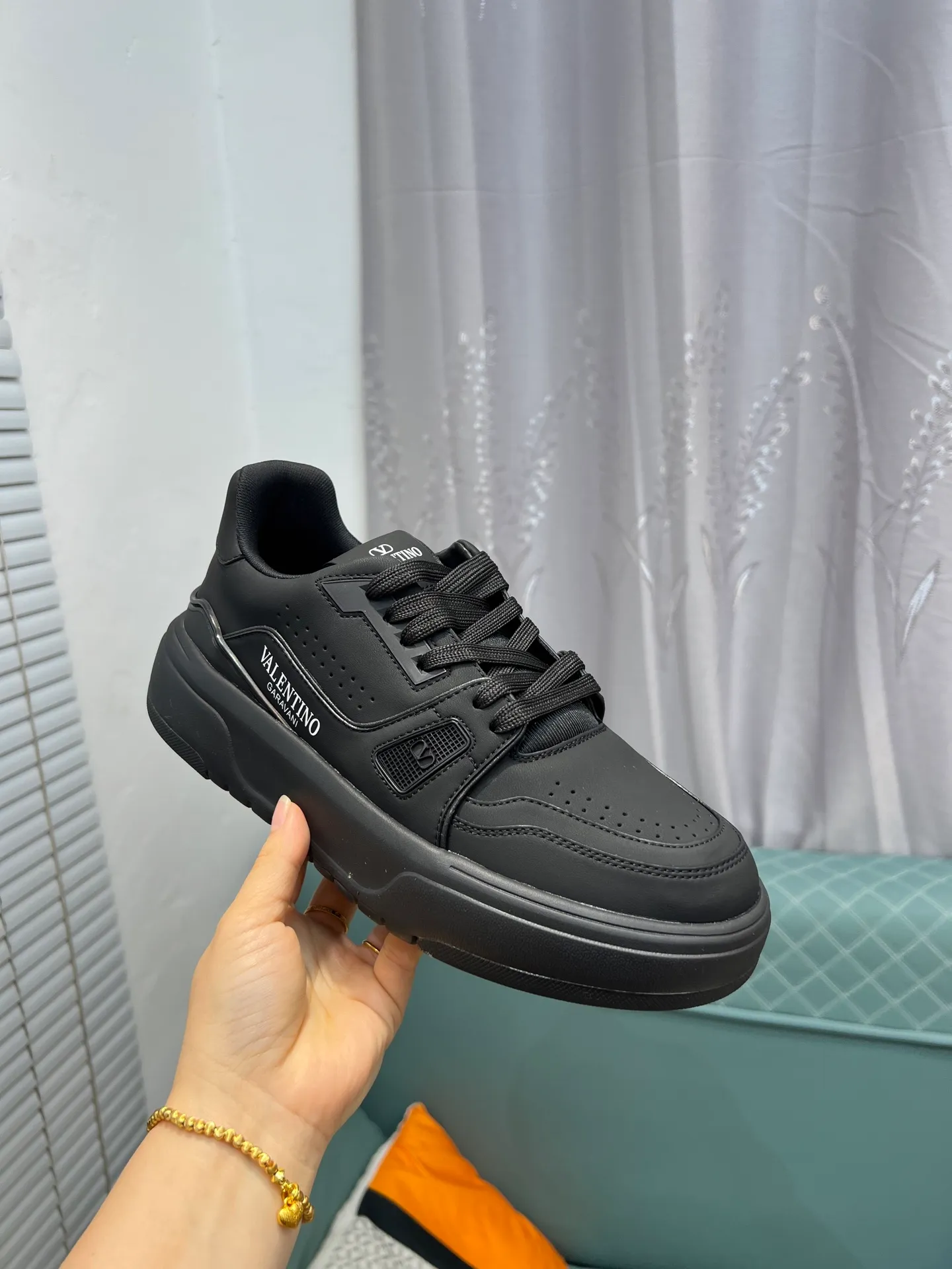 Men's men's shoes 💰660 𝑽𝒂𝒍𝒆𝒏𝒕𝒊𝒏𝒐 Valentino 𝑶𝒏𝒆𝑺𝒕𝒖𝒅 Couple's sneaker series Valentino 2025 latest couple's sneakers, celebrity style, hot sale. The original ZP was purchased and dismantled. Repeated pattern making and modification. I strive to restore the original version 1:1! Top luxury masterpiece, soft and comfortable, combining fashion and leisure, bringing excellent elegant texture and excellent on-foot comfort. Top purchase version upper: imported calfskin surface/original oil edge craftsmanship. Inner: water-dyed cowhide lining. Outsole: original development 𝐓𝐏𝐔 two-color combination outsole. Packaging: original configuration complete package. Code number: 35-44 yards. 34.45 can be customized. Can be customized (self-labeled-no label) order.